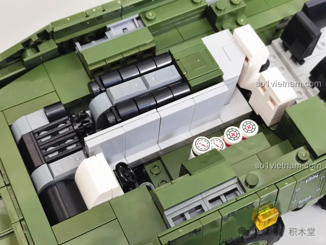 Nhân vật mini ngồi trong buồng lái của mô hình 12GO 96008 ZBL-19, minh họa không gian và chi tiết.