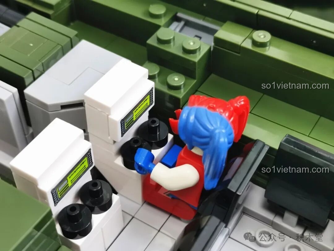 Góc so sánh nghiêng khác của mô hình 12GO 96008 ZBL-19 và xe tăng, cho thấy sự khác biệt về hệ thống di chuyển.