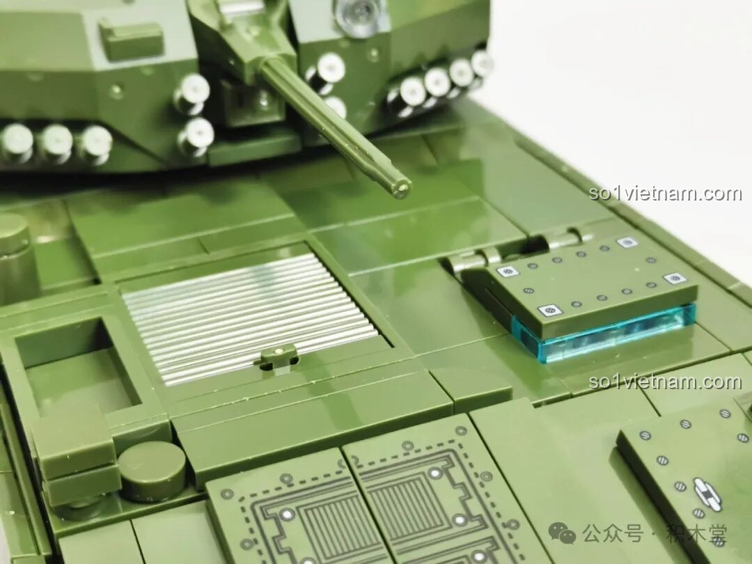 Cụm phóng tên lửa chống tăng Hồng Tiễn-16 của mô hình 12GO 96008 ZBL-19 ở trạng thái dựng đứng, sẵn sàng khai hỏa.