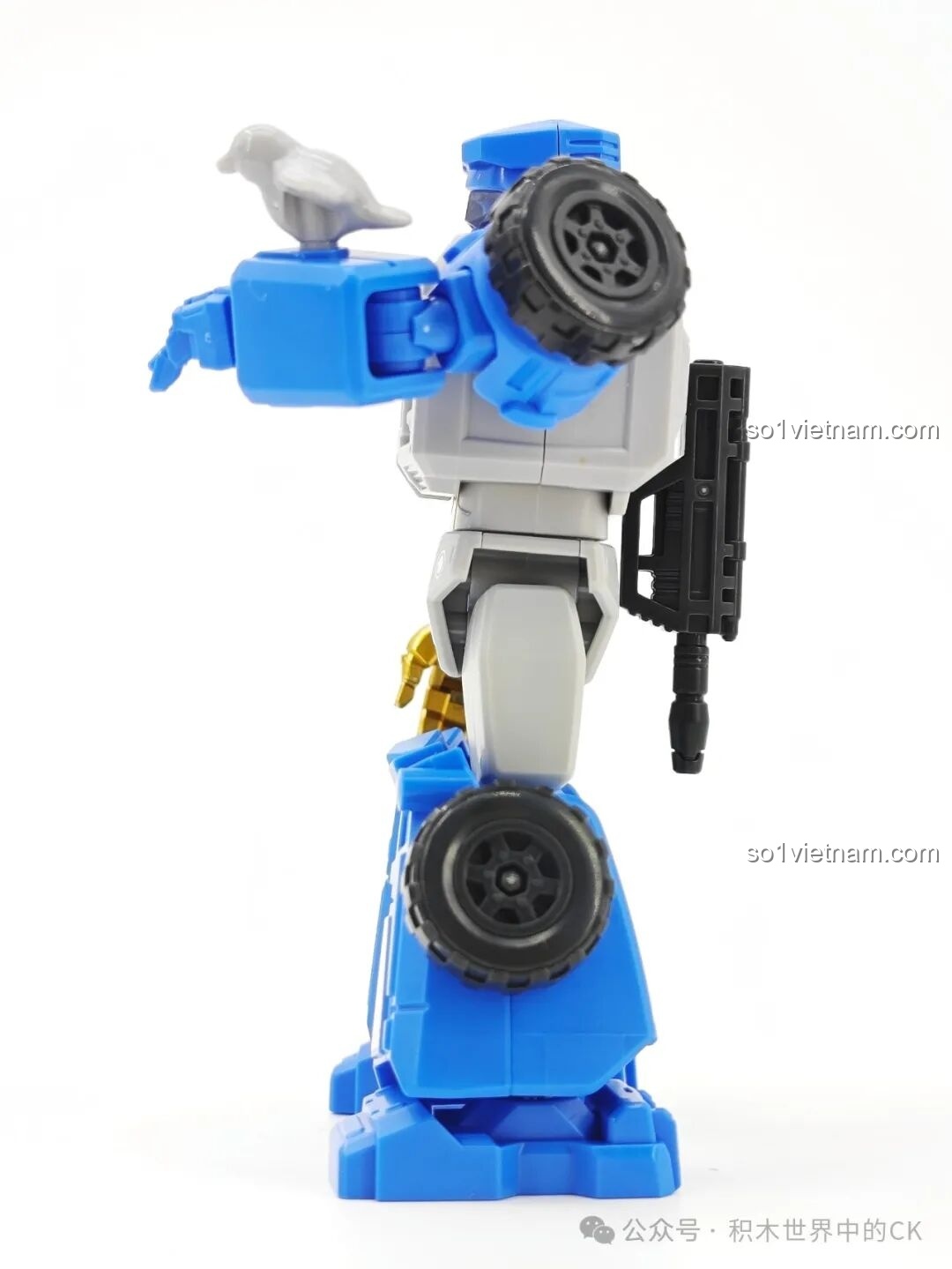 Góc nhìn nghiêng của figure Beachcomber Blokees 71122, cho thấy chi tiết bánh xe trên vai và chân.