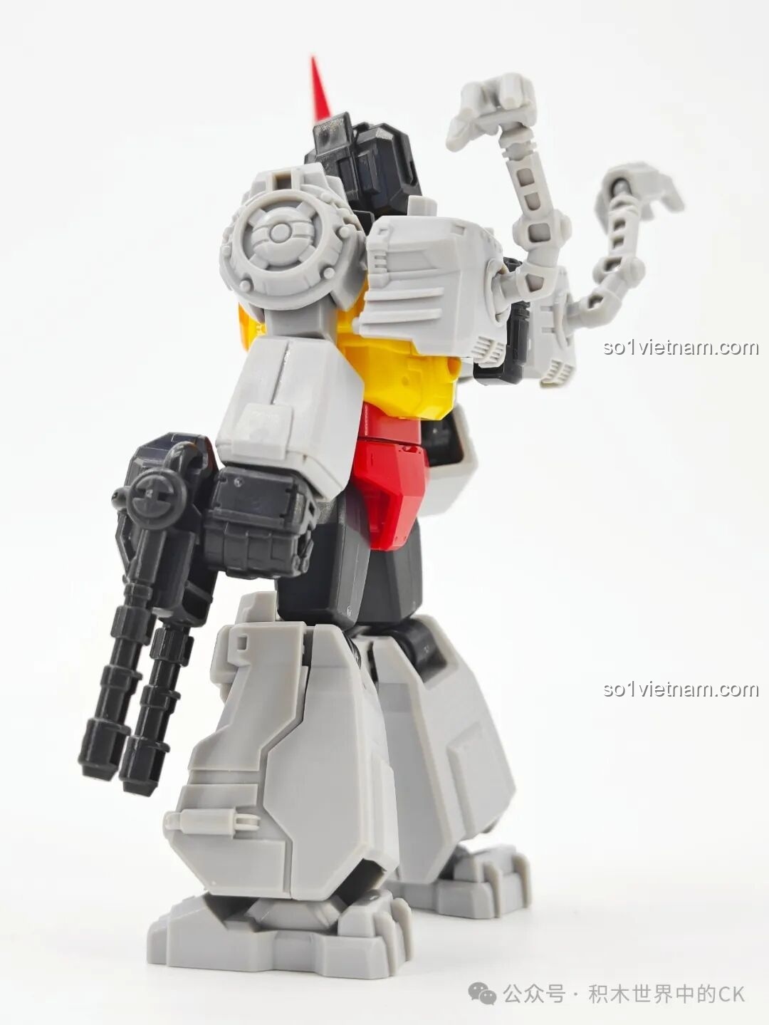 Góc nhìn nghiêng của figure Grimlock Blokees 71122, cho thấy các chi tiết máy móc trên vai và tay.