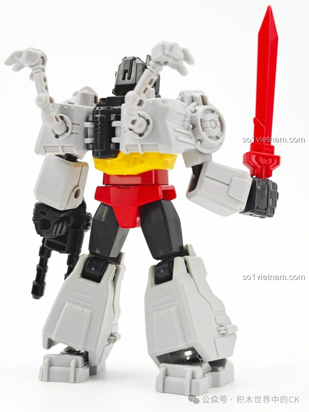 Mặt sau của figure Grimlock Blokees 71122, với hai cánh tay khủng long nhỏ đặc trưng.