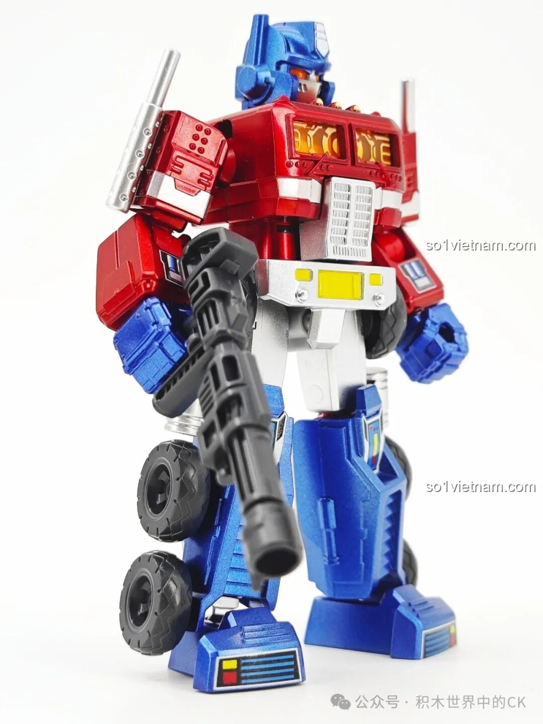 Ảnh chụp cận cảnh phần thân trên của figure Optimus Prime 1985 bản ẩn Blokees 71122, làm nổi bật lớp sơn kim loại.