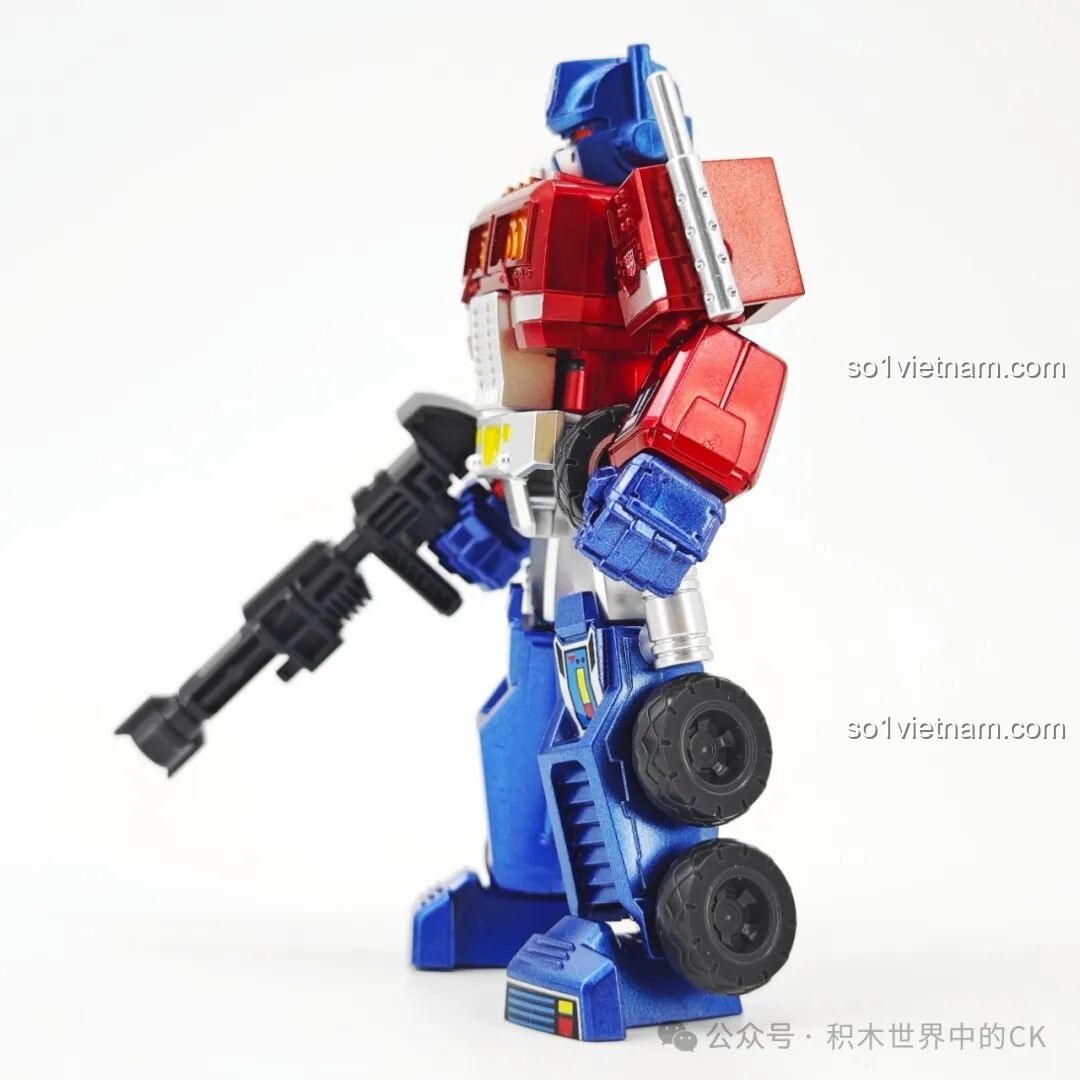 Góc nhìn nghiêng của figure Optimus Prime 1985 bản ẩn Blokees 71122, khoe các chi tiết bên hông và khẩu súng.
