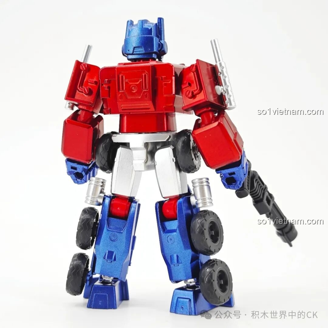 Mặt sau của figure Optimus Prime 1985 bản ẩn Blokees 71122, cho thấy thiết kế lưng và chân chi tiết.
