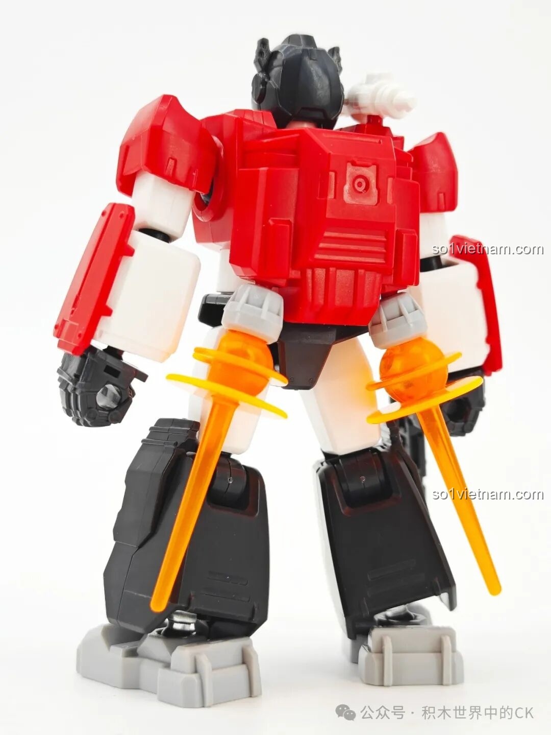 Mặt sau của figure Sideswipe Blokees 71122, trang bị hai động cơ phản lực màu cam nổi bật.