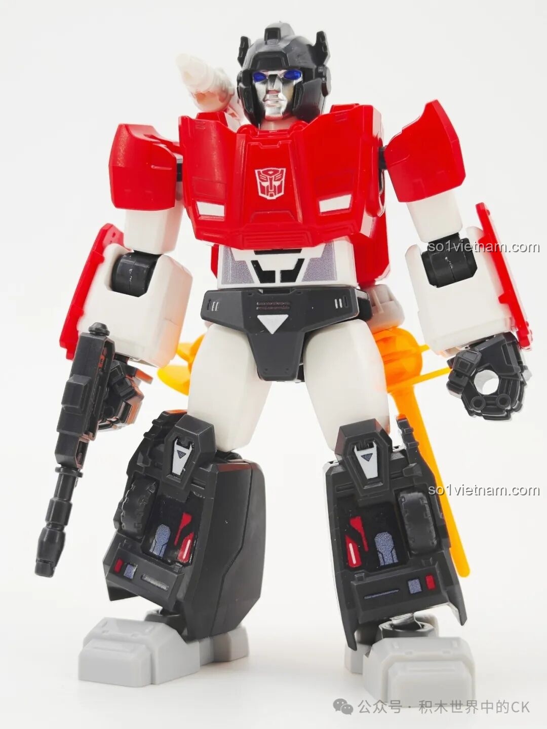 Đánh giá figure Sideswipe từ bộ Blokees 71122 với màu đỏ đặc trưng và thiết kế mạnh mẽ, sẵn sàng chiến đấu.
