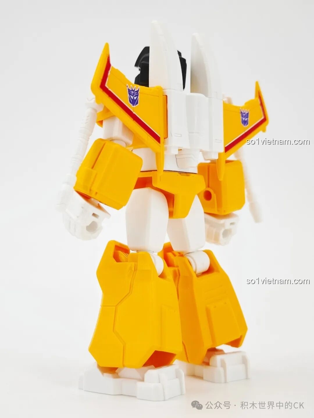 Góc nhìn nghiêng của figure Sunstreaker Blokees 71122, cho thấy chi tiết cánh và logo Decepticon trên vai.