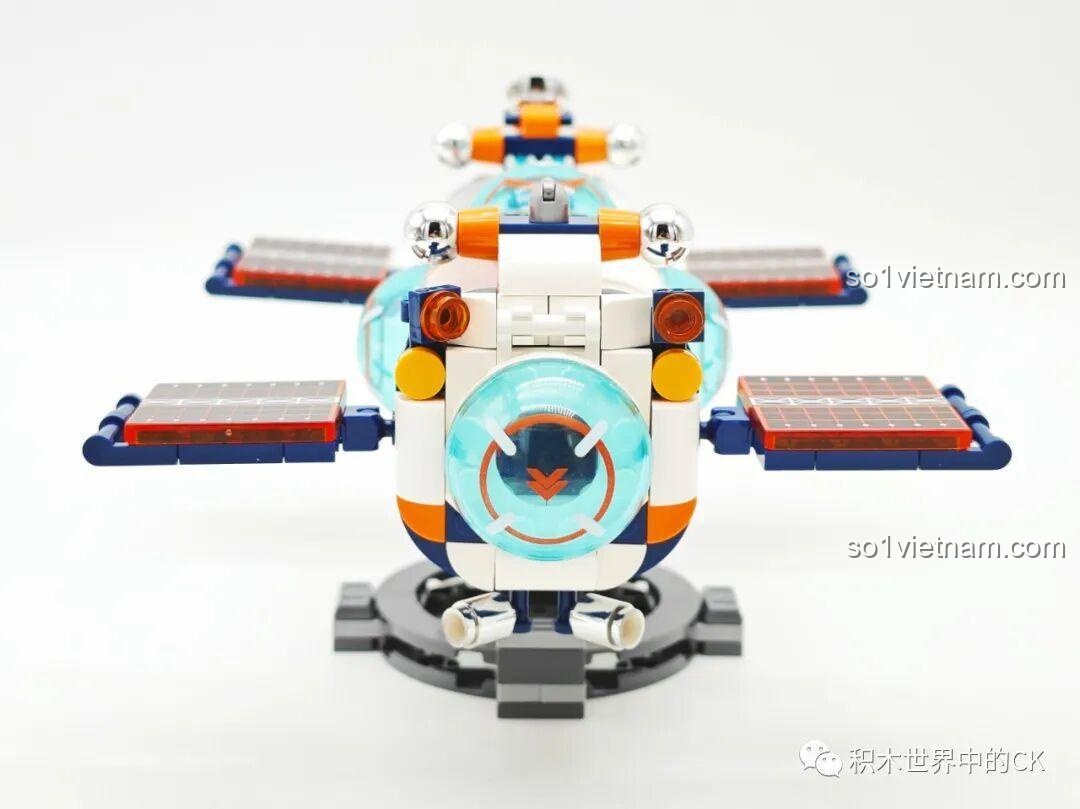 Đánh giá mặt trước của mô hình trạm không gian JAKI JK8506, với khoang quan sát hình cầu trong suốt.