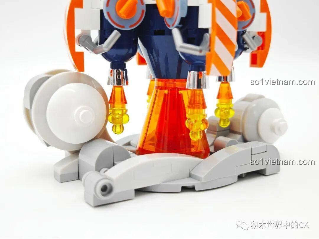 Đánh giá mặt sau của mô hình tên lửa JAKI JK8508, cho thấy sự đối xứng và các chi tiết cấu trúc.