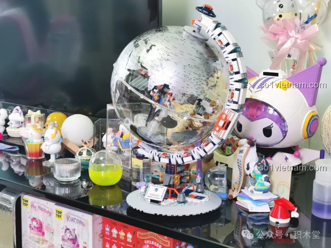 Mô hình Địa cầu Bình Minh JAKI CK003 được trưng bày trên kệ cùng các đồ vật trang trí khác, tạo điểm nhấn ấn tượng. Đánh giá JAKI K003 Địa cầu Bình Minh.