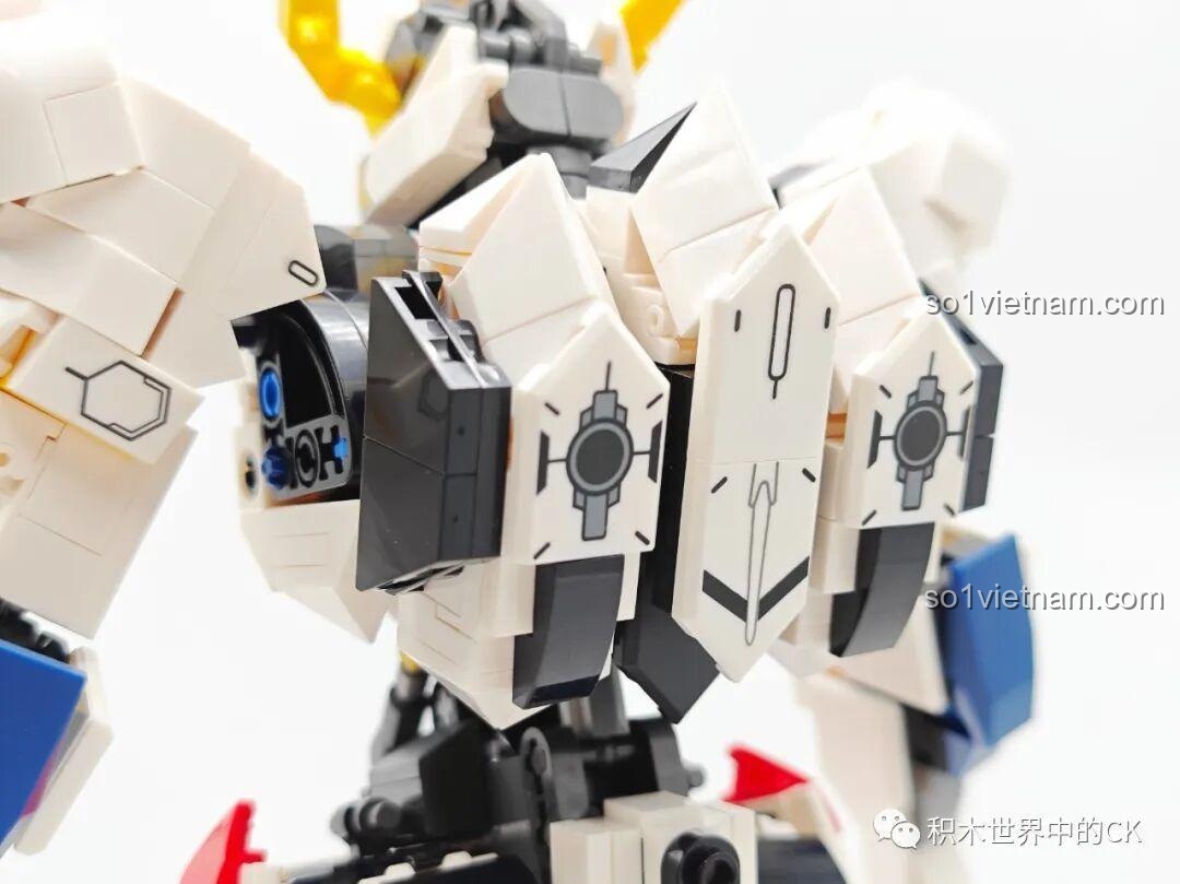 Cận cảnh phần cánh tay của JIESTAR 58029 Gundam Barbatos, với các khớp nối và chi tiết giáp tinh tế.