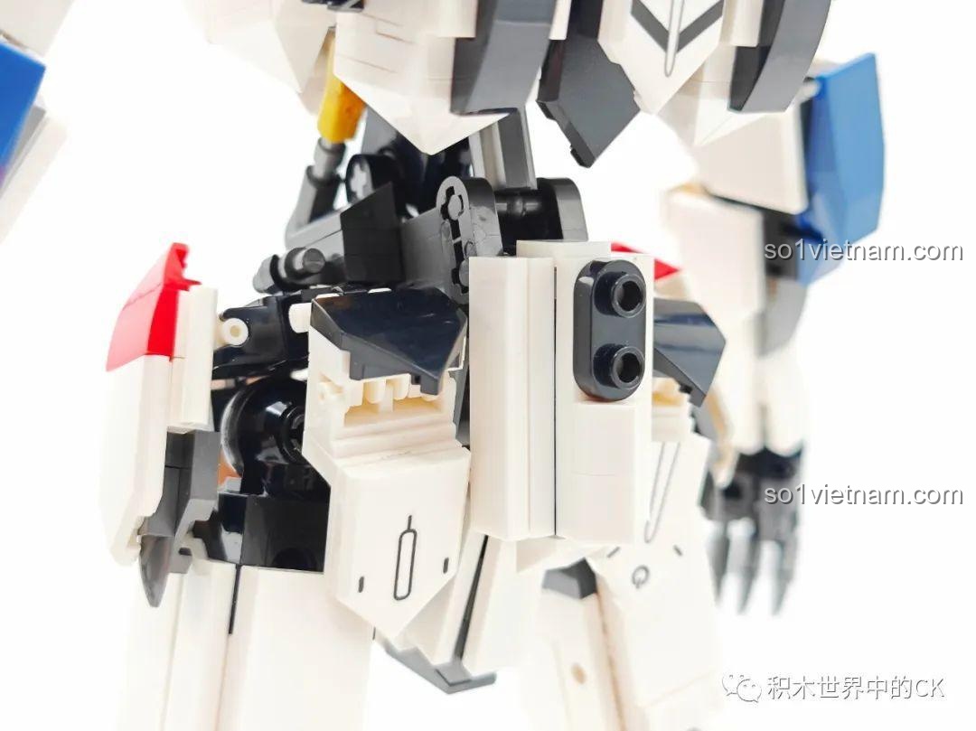Cận cảnh phần đùi của JIESTAR 58029 Gundam Barbatos, với các đường nét giáp sắc sảo và màu sắc tương phản.