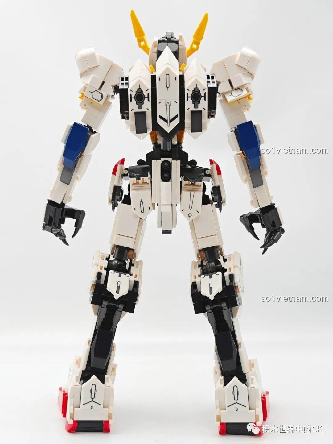 Góc nhìn từ phía sau của JIESTAR 58029 Gundam Barbatos, nổi bật các chi tiết giáp và khớp nối.