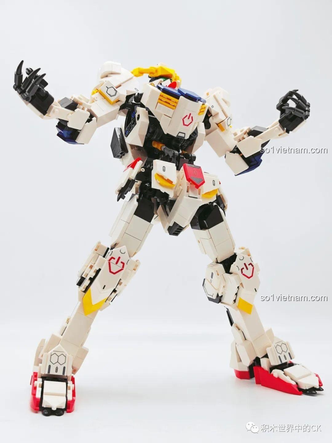 So sánh kích thước JIESTAR 58029 Gundam Barbatos với một mô hình Gundam khác, cho thấy sự tương thích.