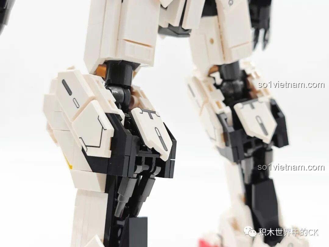Robot JIESTAR 58029 Gundam Barbatos trong tư thế chiến đấu năng động, thể hiện khả năng tạo dáng ấn tượng.