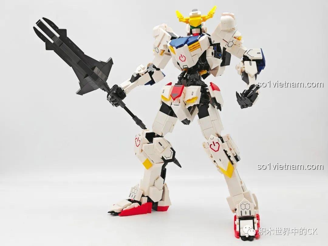 Robot JIESTAR 58029 Mecha Barbatos giơ cao vũ khí, thể hiện tư thế chiến đấu đầy uy lực.