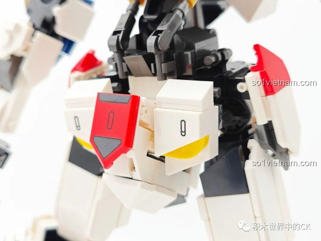 Cận cảnh phần chân của JIESTAR 58029 Mecha Barbatos, với các chi tiết giáp và khớp nối ở đầu gối.