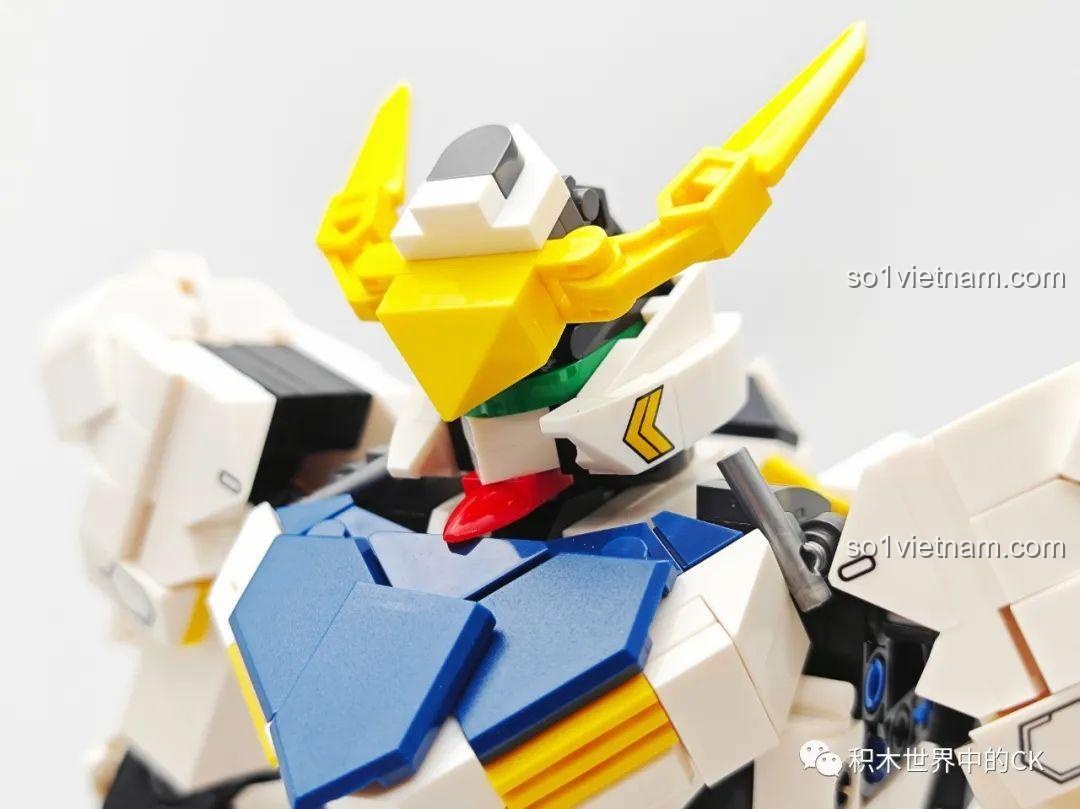 Cận cảnh phần cổ và vai của JIESTAR 58029 Mecha Barbatos, cho thấy các khớp nối linh hoạt và chi tiết cơ khí.