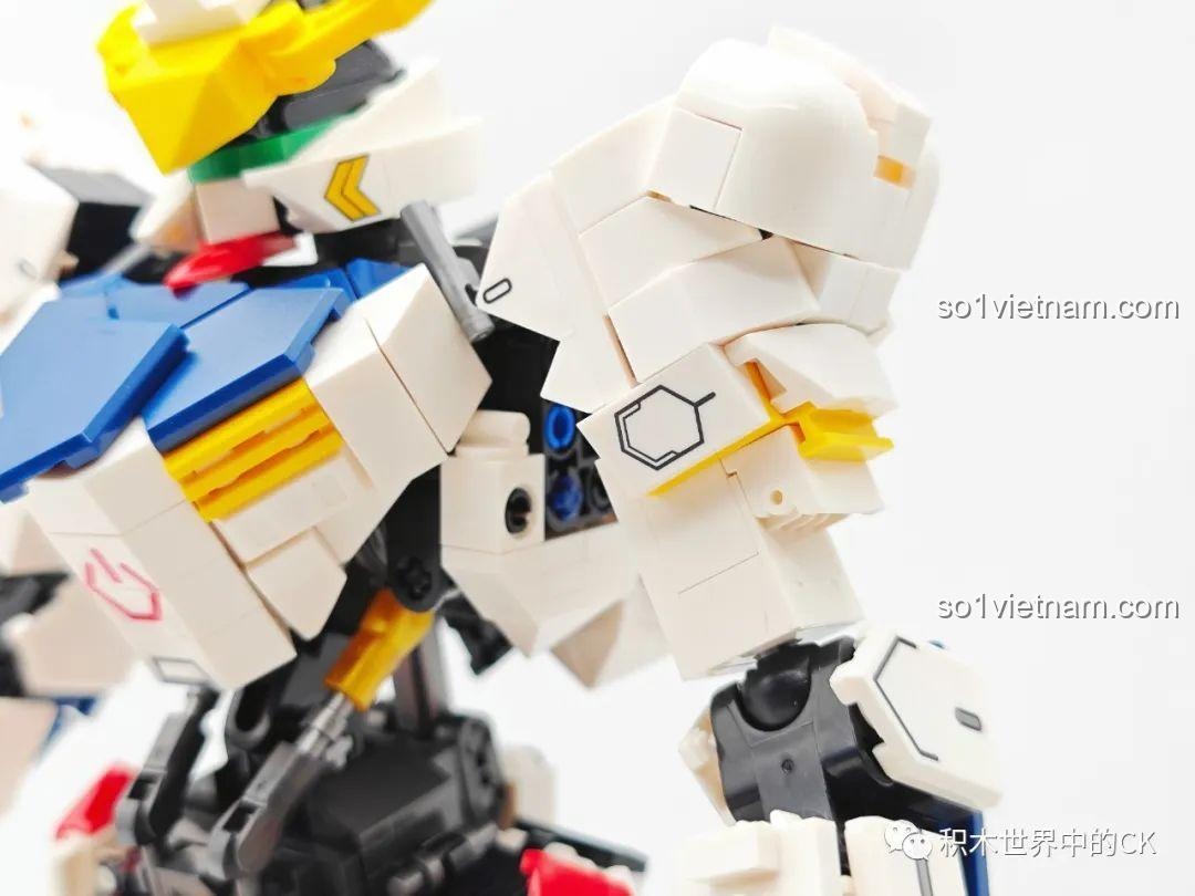 Cận cảnh khớp tay của JIESTAR 58029 Mecha Barbatos, thể hiện độ khít và chắc chắn của các mảnh ghép.