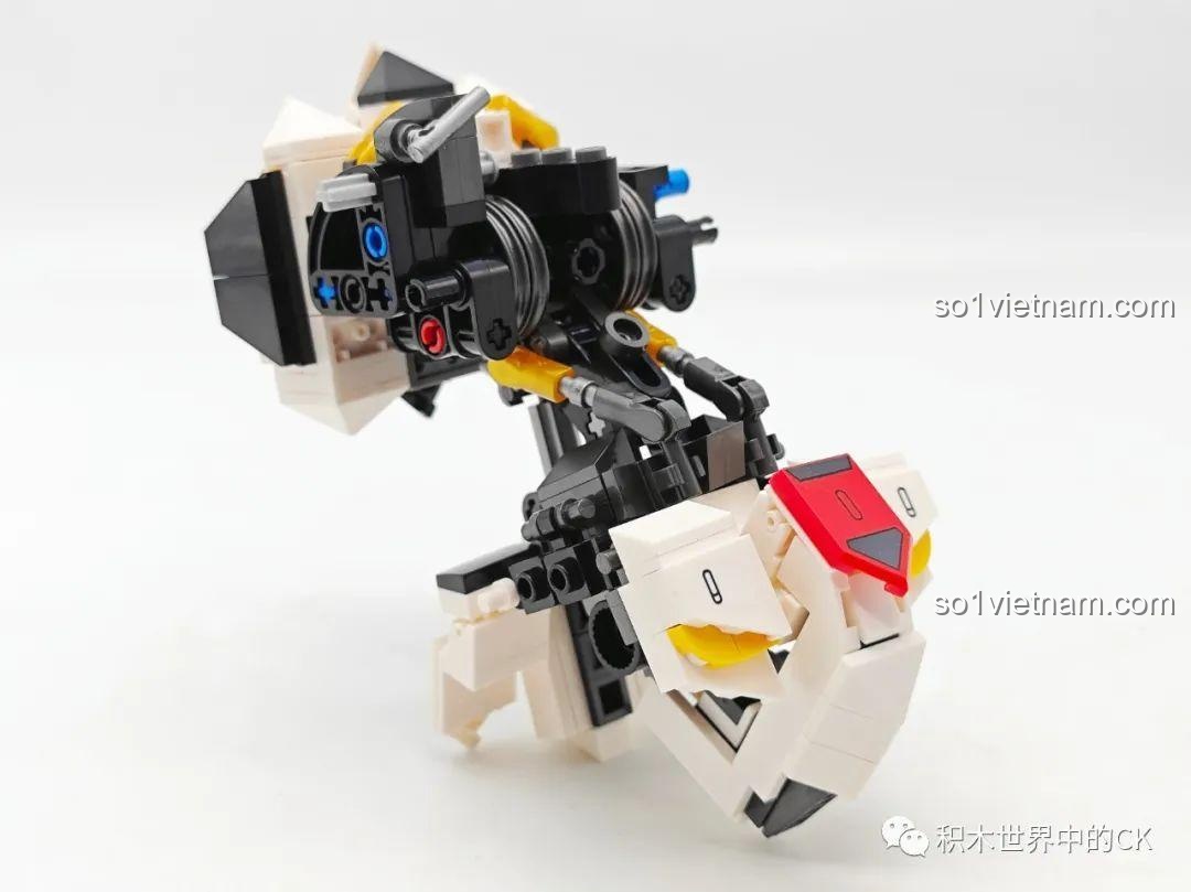 Khung xương phần thân trên của robot JIESTAR 58029 Mecha Barbatos đang được lắp ráp, thể hiện cấu trúc phức tạp.
