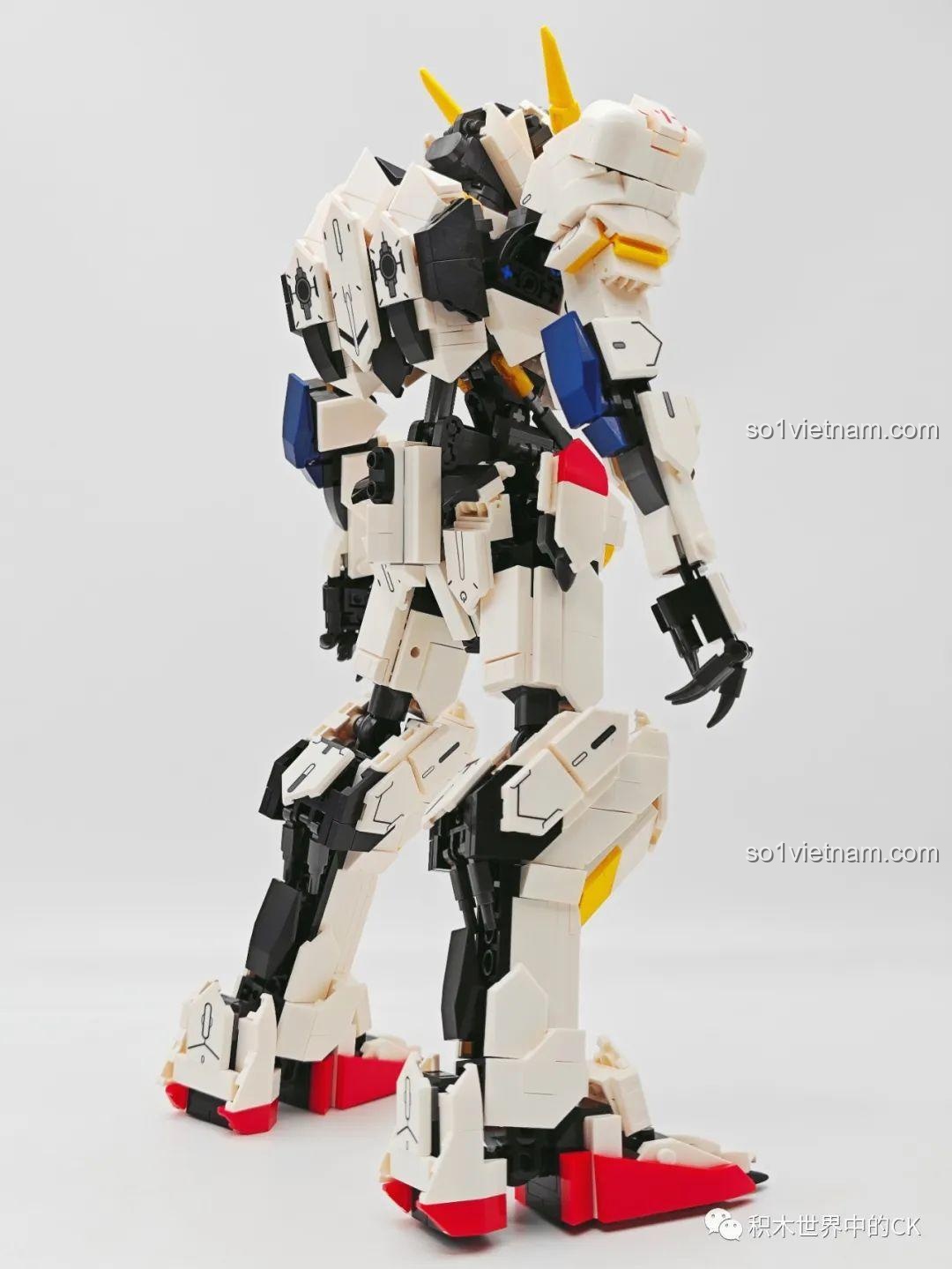 Góc nhìn bên phải của JIESTAR 58029 Mecha Barbatos, thể hiện sự đối xứng và hoàn thiện của mô hình.