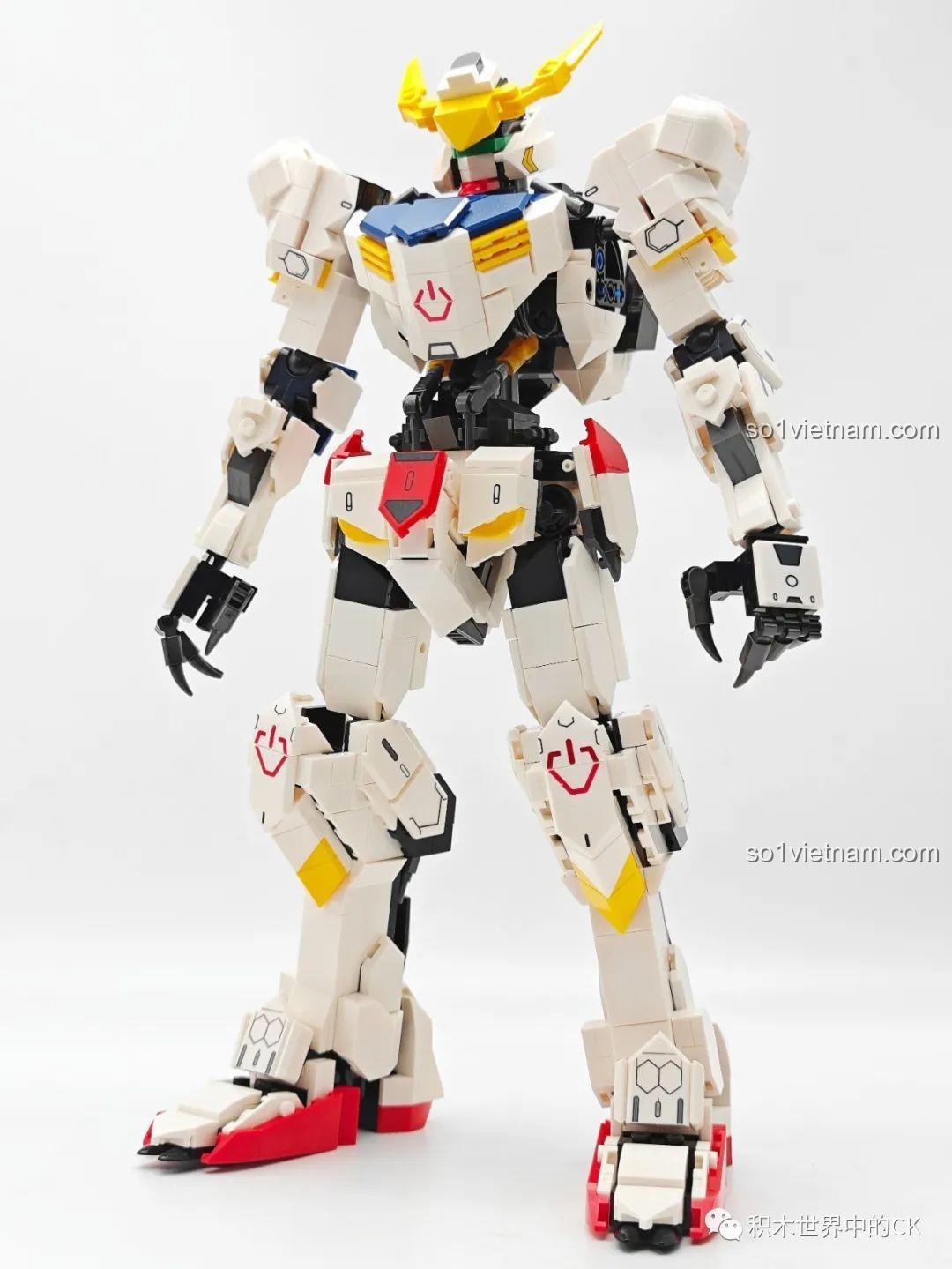 Góc nhìn cận cảnh phần thân trước của JIESTAR 58029 Mecha Barbatos sau khi lắp giáp, chi tiết sắc nét.