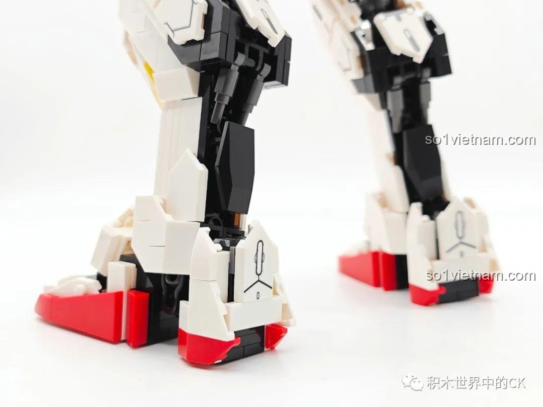 Robot JIESTAR 58029 Mecha Barbatos trong tư thế tấn công mạnh mẽ, thể hiện sự linh hoạt của các khớp.