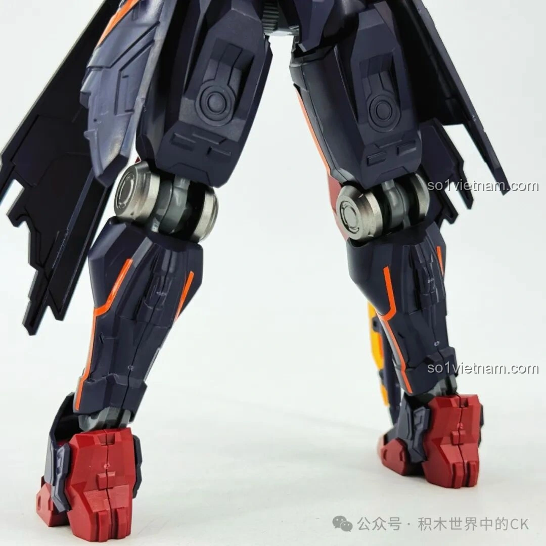 Mô hình Keeppley 78031 Robot Lữ Bố Mạt Nhật đứng thẳng, thể hiện sự vững chãi và cân đối trong thiết kế, phù hợp để trưng bày trên bàn làm việc hoặc kệ sách.