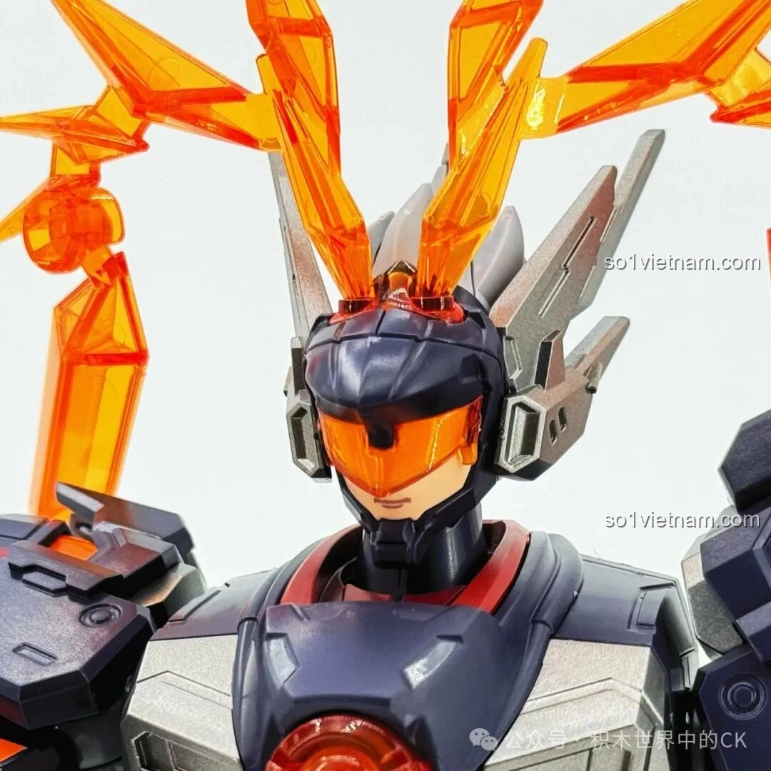 Cận cảnh giáp chân của mô hình Keeppley 78031 Robot Lữ Bố Mạt Nhật, với các chi tiết màu đỏ và đường nét sắc sảo, tăng thêm vẻ mạnh mẽ và bảo vệ cho robot.