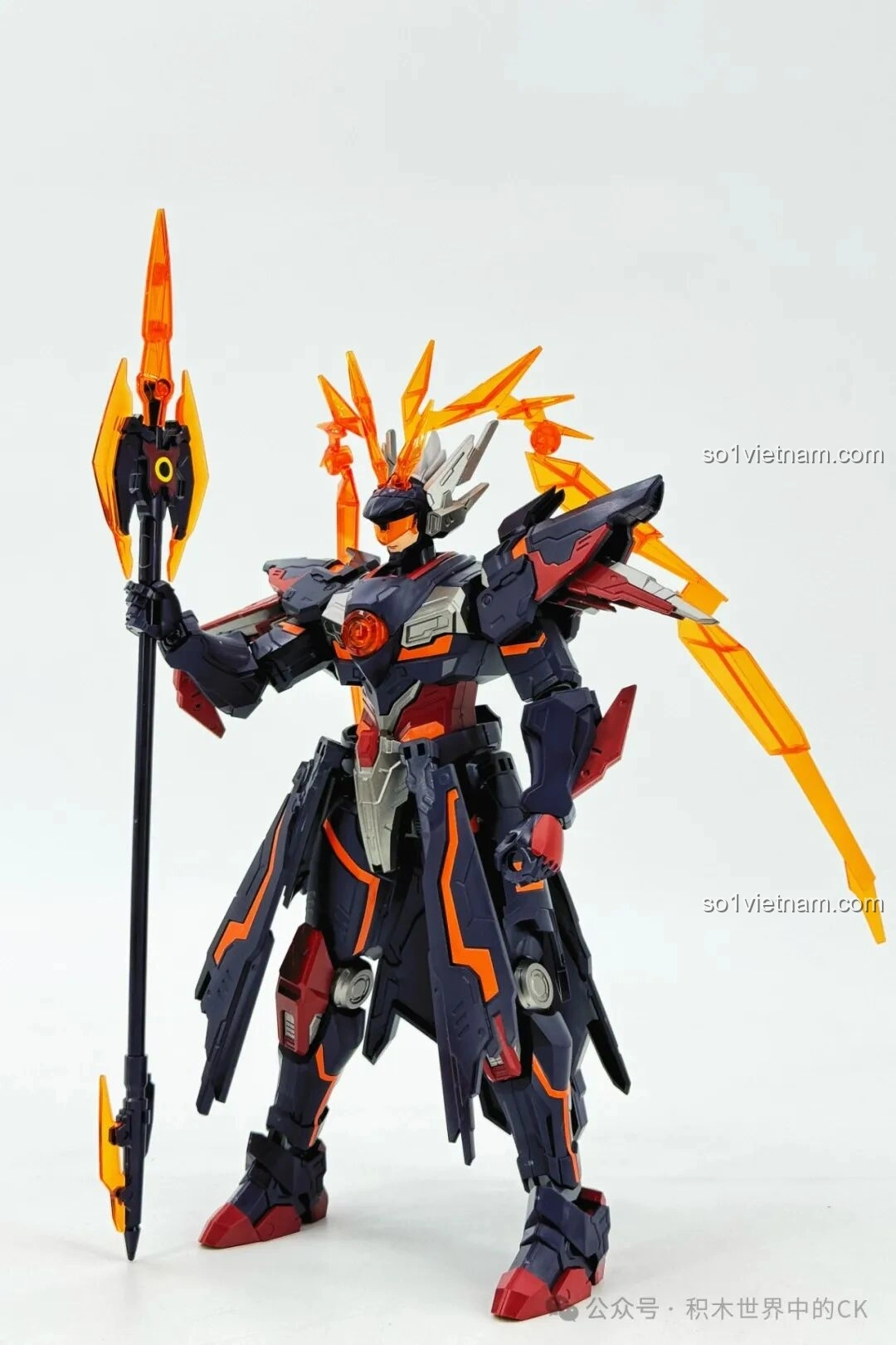 Mô hình Keeppley 78031 Robot Lữ Bố Mạt Nhật đứng cạnh lon nước ngọt để so sánh kích thước, cho thấy chiều cao ấn tượng 23cm của robot, phù hợp để trưng bày.