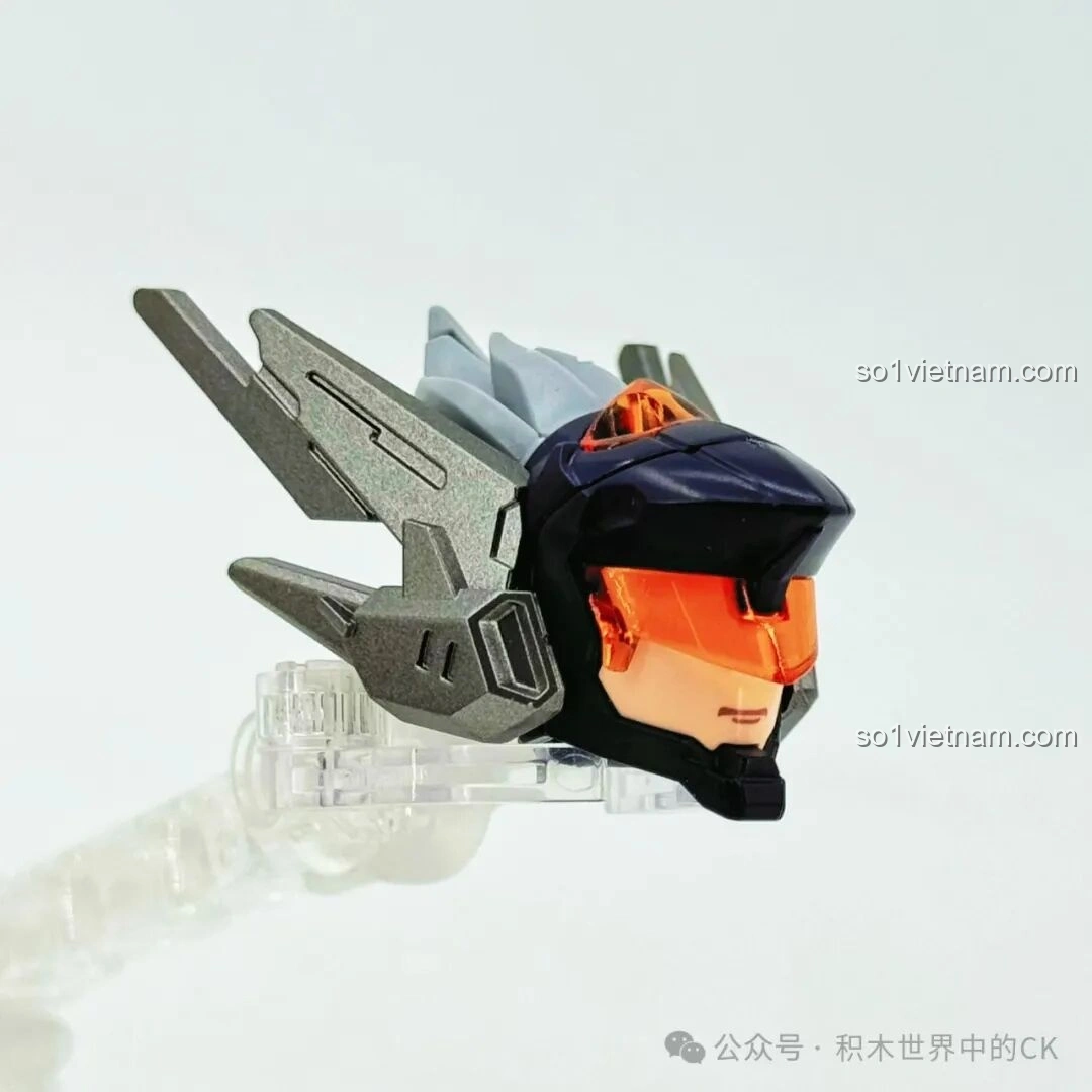 Phần đầu của mô hình Keeppley 78031 Robot Lữ Bố Mạt Nhật đang được lắp, với mũ giáp và mặt nạ che mặt, thể hiện sự bí ẩn và uy lực của nhân vật.