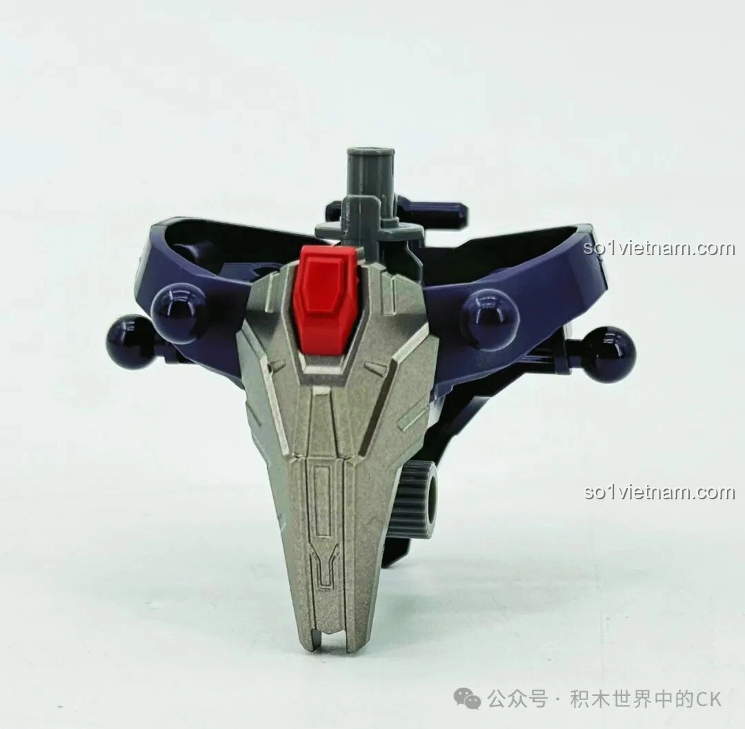 Phần hông của mô hình Keeppley 78031 Robot Lữ Bố Mạt Nhật đang được lắp, với các chi tiết giáp và khớp nối, tạo nền tảng cho phần chân và váy giáp của robot.