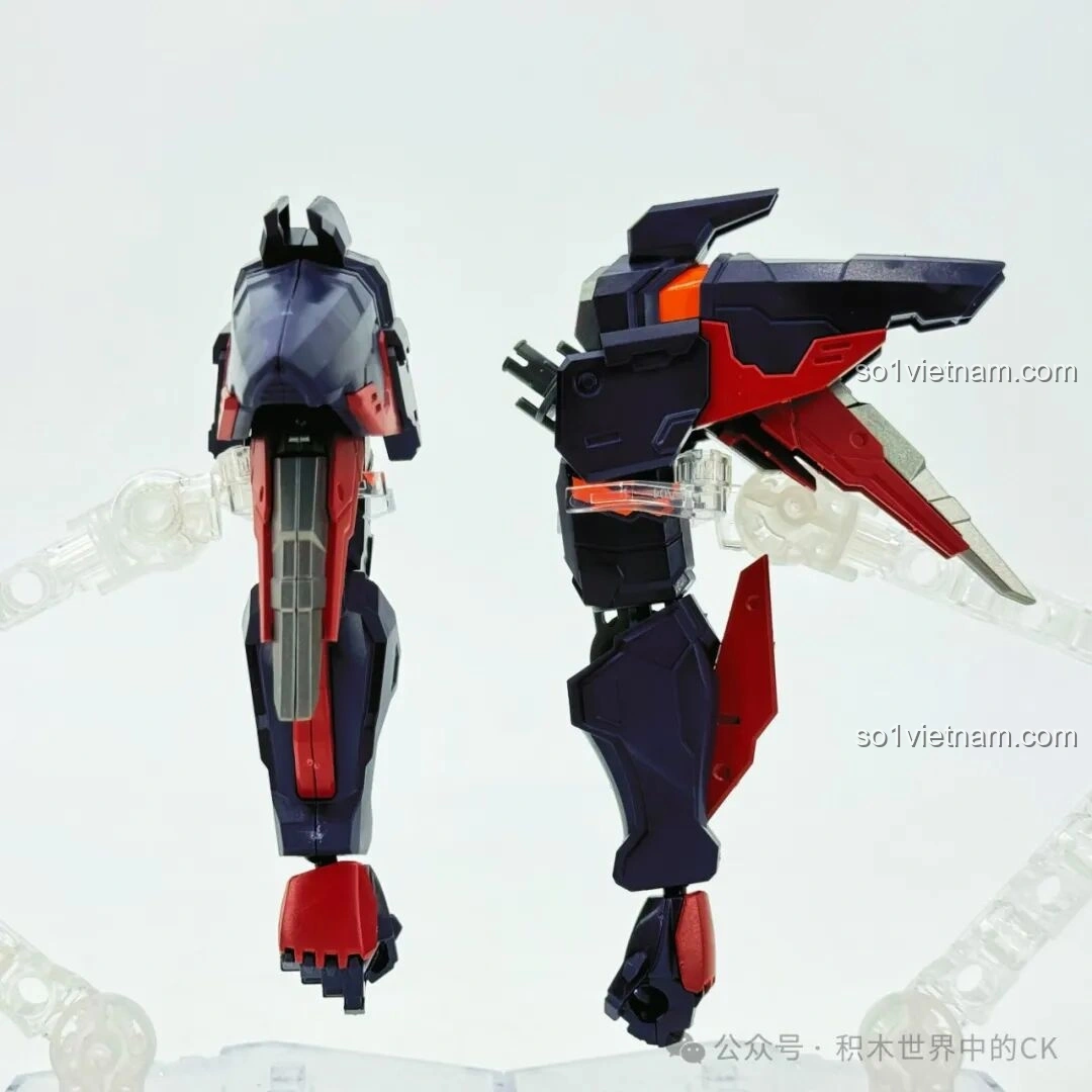 Hai cánh tay của mô hình Keeppley 78031 Robot Lữ Bố Mạt Nhật đang được lắp, với các chi tiết giáp vai và khuỷu tay, tạo nên vẻ ngoài mạnh mẽ và khả năng cử động linh hoạt.