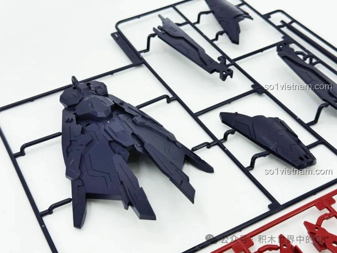 Cận cảnh các mảnh ghép màu xám đậm của bộ Keeppley 78031, với các chi tiết giáp được khắc họa tinh xảo, góp phần tạo nên vẻ ngoài mạnh mẽ cho robot Lữ Bố Mạt Nhật.