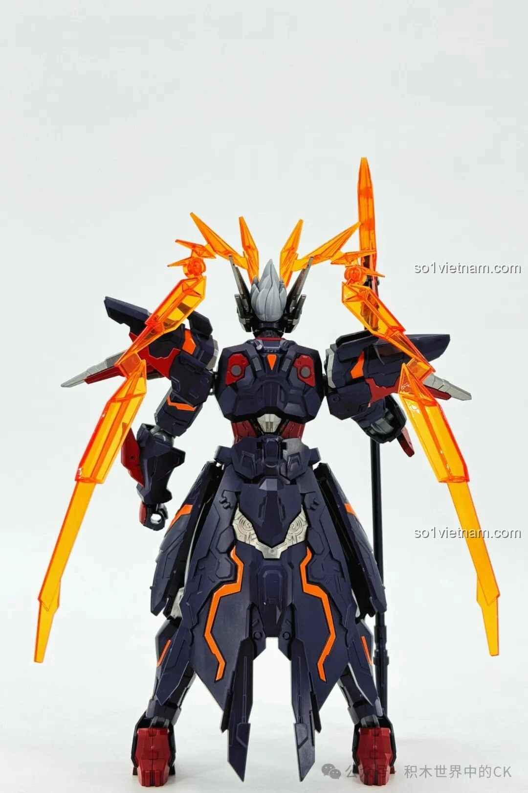 Cận cảnh phần ngực của mô hình Keeppley 78031 Robot Lữ Bố Mạt Nhật, với chi tiết trung tâm phát sáng màu đỏ và các đường nét giáp phức tạp, thể hiện sức mạnh đặc biệt của robot.