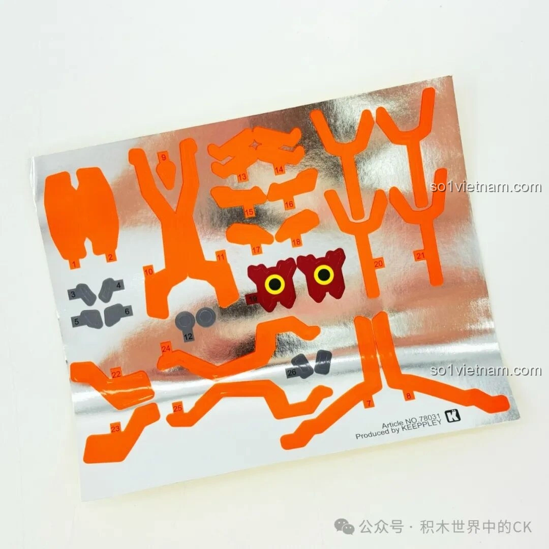 Tấm nhãn dán (sticker sheet) của bộ Keeppley 78031, chứa các chi tiết trang trí màu cam và đỏ, giúp hoàn thiện vẻ ngoài của mô hình Robot Lữ Bố Mạt Nhật thêm phần sống động.