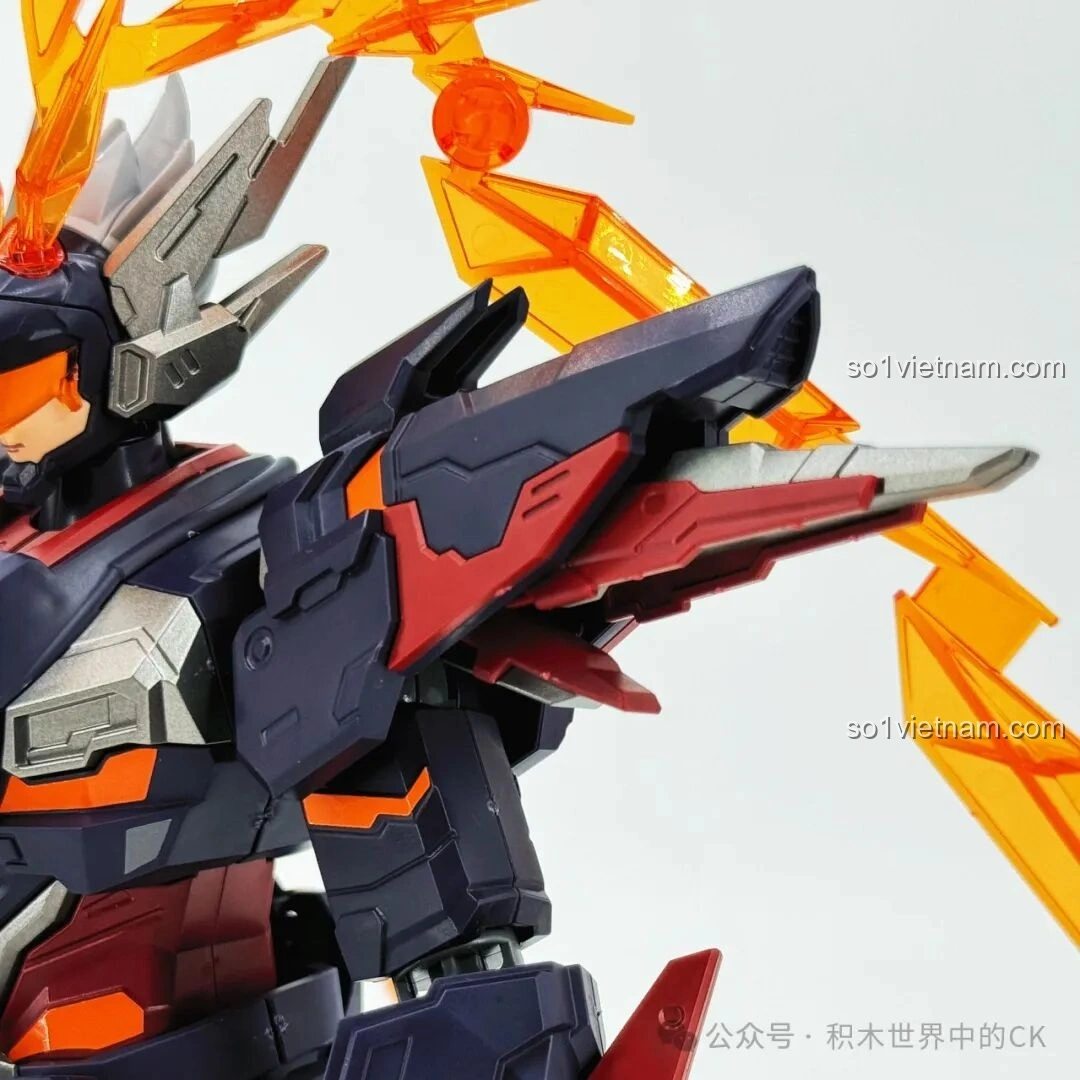 Mô hình Keeppley 78031 Robot Lữ Bố Mạt Nhật tạo dáng chiến đấu mạnh mẽ với Phương Thiên Họa Kích, thể hiện khả năng khớp nối linh hoạt của robot Vương Giả Vinh Diệu.