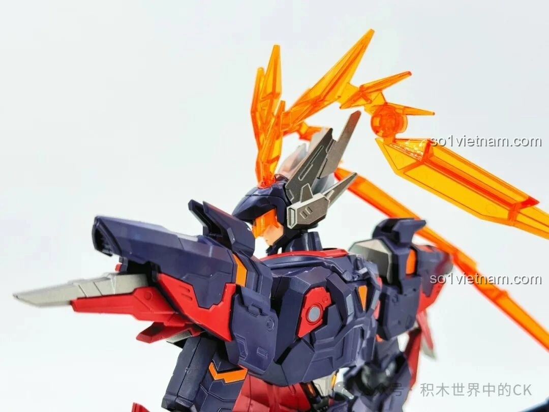 Mô hình Keeppley 78031 Robot Lữ Bố Mạt Nhật tạo dáng cầm Phương Thiên Họa Kích, với các chi tiết giáp và hiệu ứng năng lượng được làm nổi bật, tăng tính động cho robot.