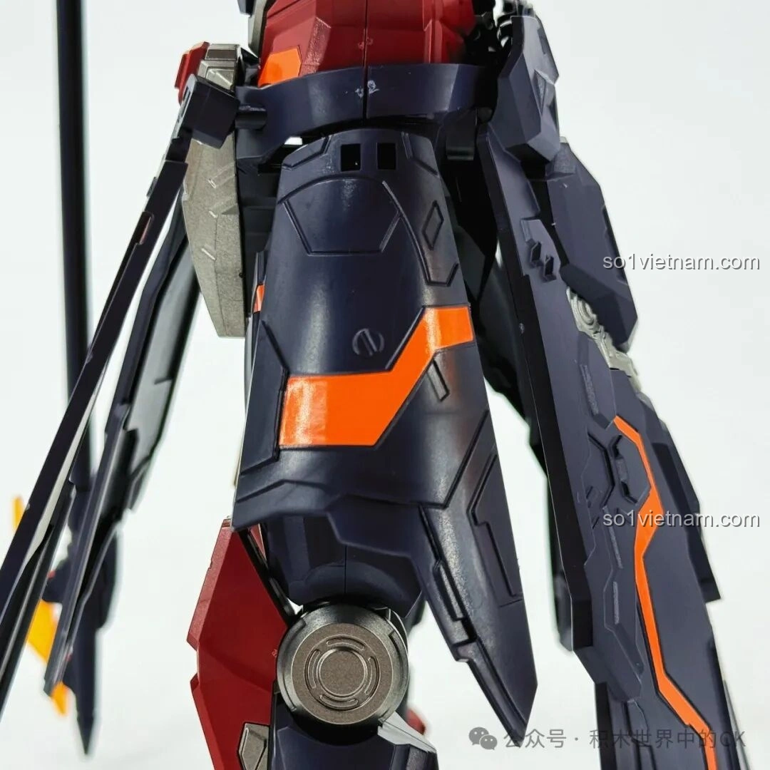 Mô hình Keeppley 78031 Robot Lữ Bố Mạt Nhật với tay thay thế, tạo dáng vẫy chào hoặc ra hiệu lệnh, tăng tính biểu cảm cho robot.