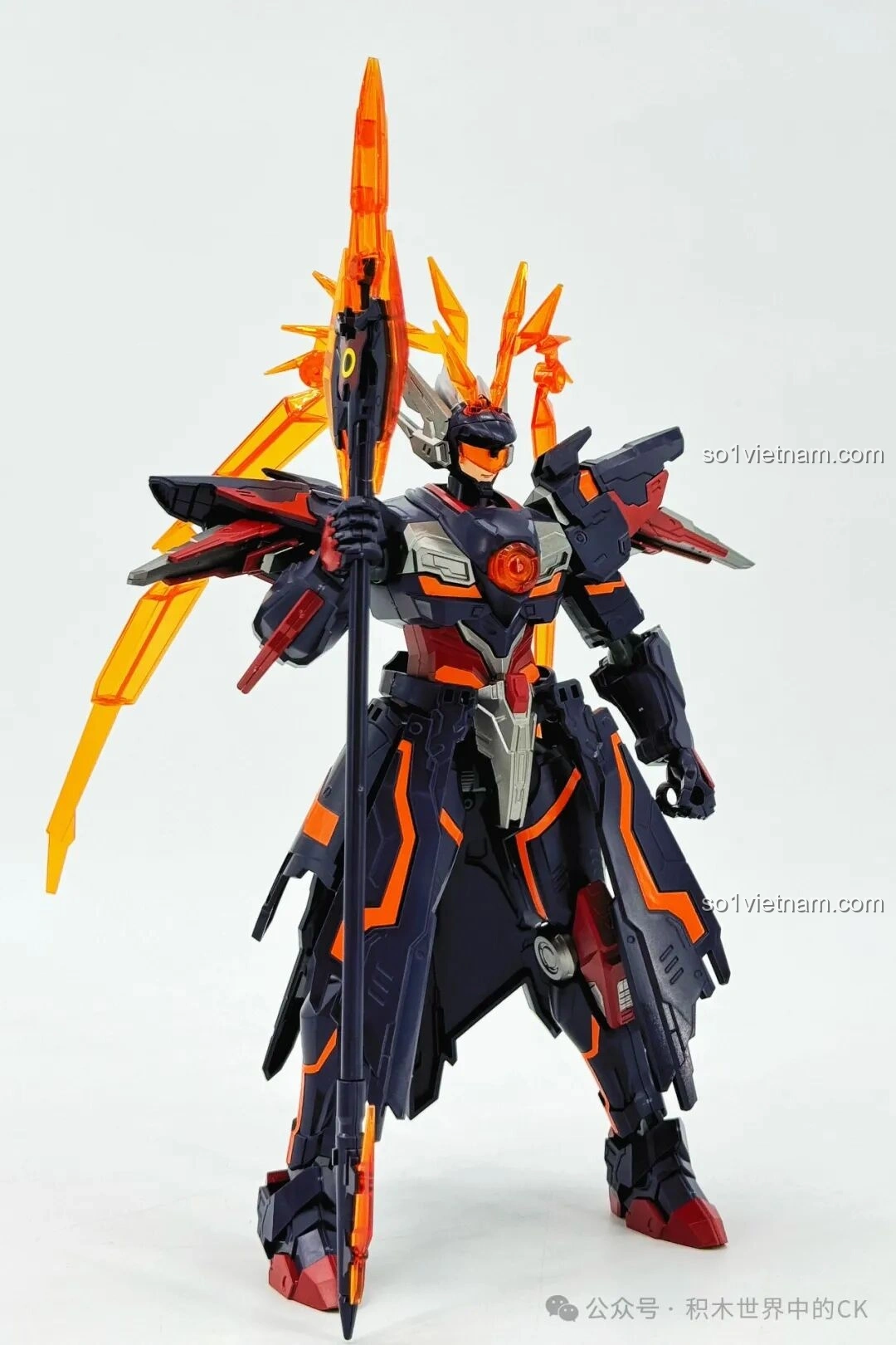 Cận cảnh phần váy giáp phía sau của mô hình Keeppley 78031 Robot Lữ Bố Mạt Nhật, với các đường nét thiết kế phức tạp và màu cam nổi bật, tăng tính thẩm mỹ cho robot.