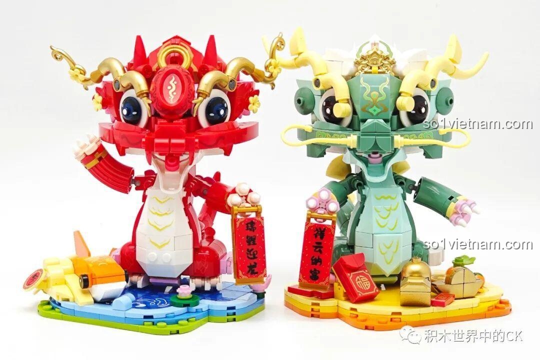 Hai mô hình Rồng Đỏ Đón Lộc và Rồng Xanh Tụ Bảo từ bộ Keeppley K19910 đứng cạnh nhau.