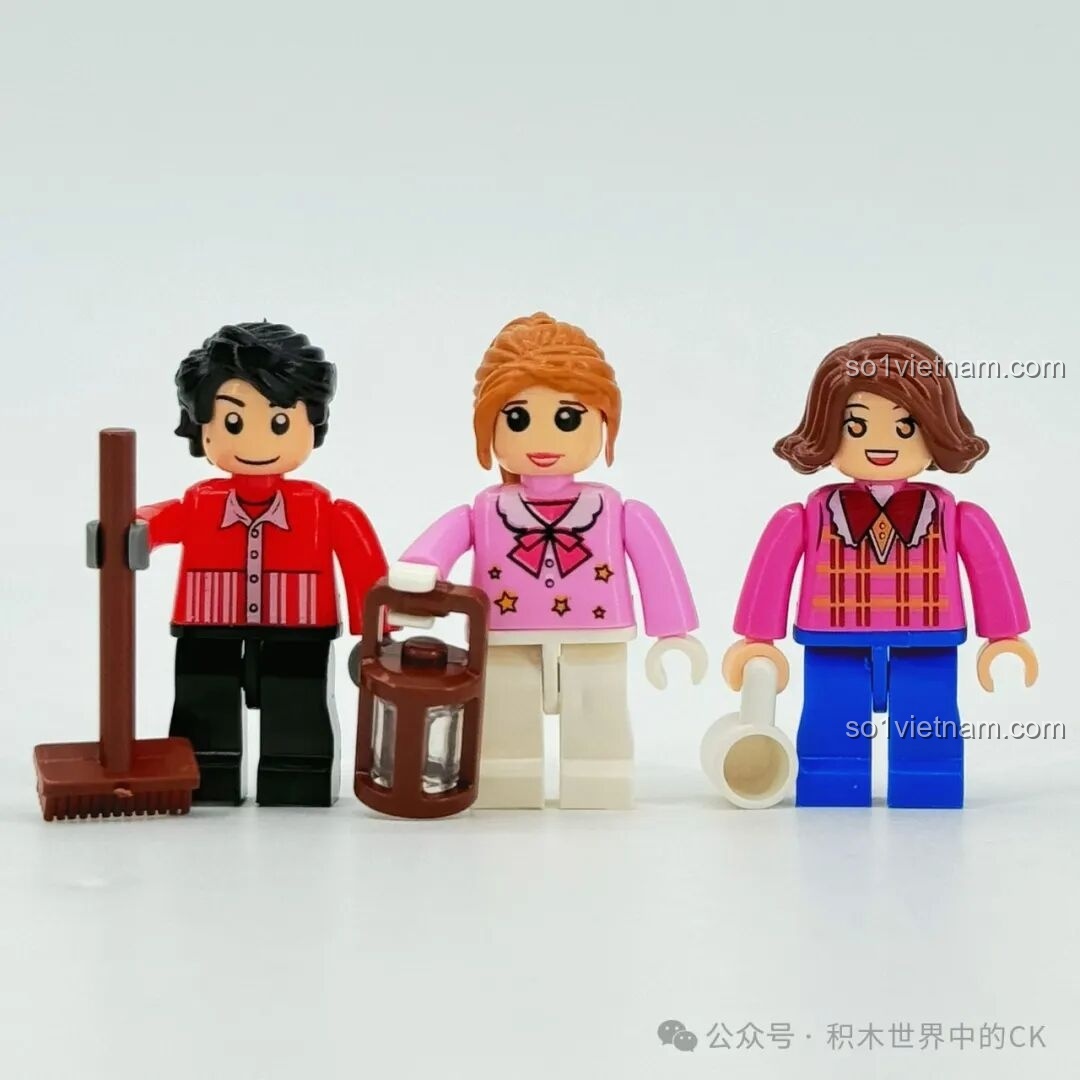 Ba nhân vật minifigure đi kèm trong bộ lắp ráp ZHEGAO 613005 Ngôi Nhà Tinh Tú, gồm một nam và hai nữ.