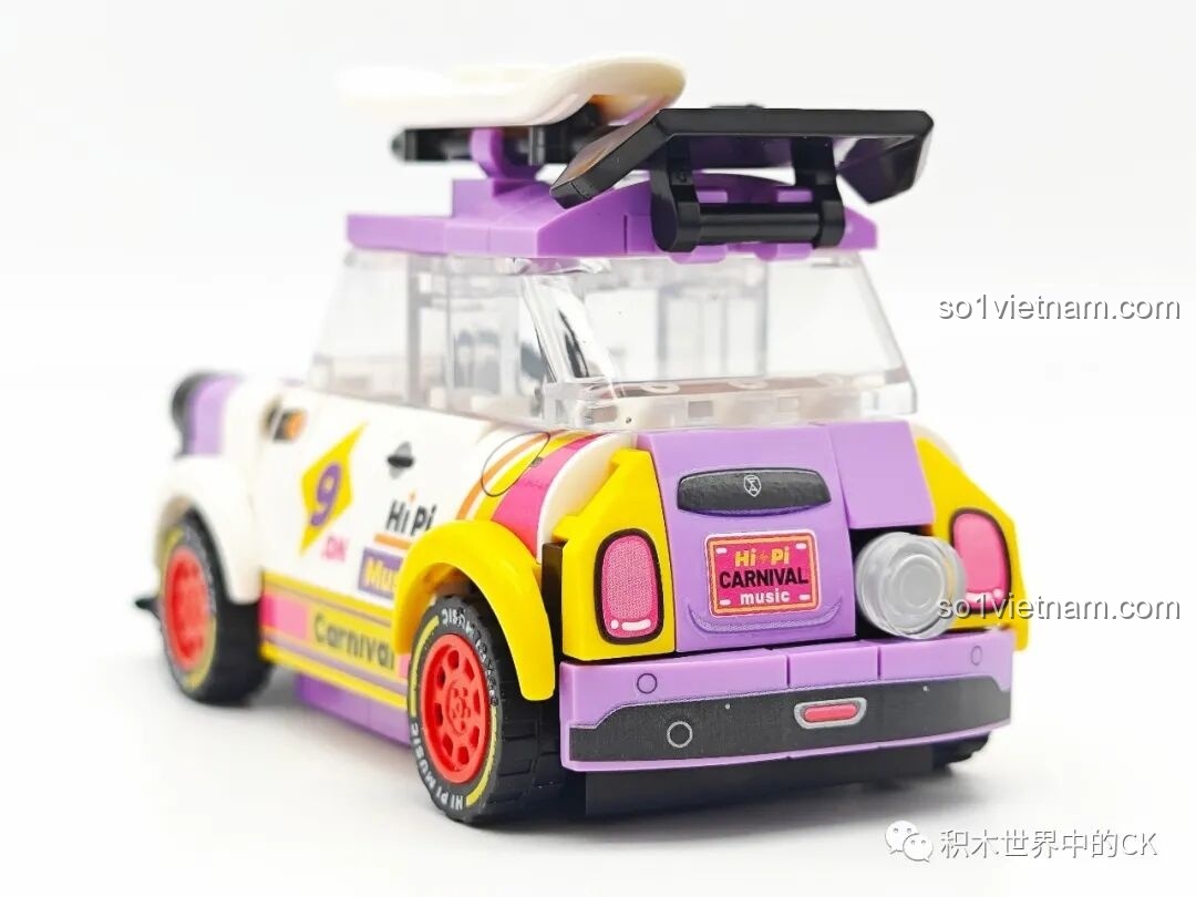 Đánh giá Sembo 4508 Container ban nhạc rock: mặt sau xe có biển số 'Hi Pi Carnival Music' và đèn hậu chi tiết.