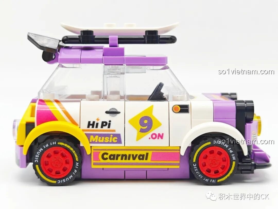 Đánh giá Sembo 714508 Xe biểu diễn âm nhạc: góc nhìn bên hông xe với bánh xe màu đỏ nổi bật và sticker số 9.