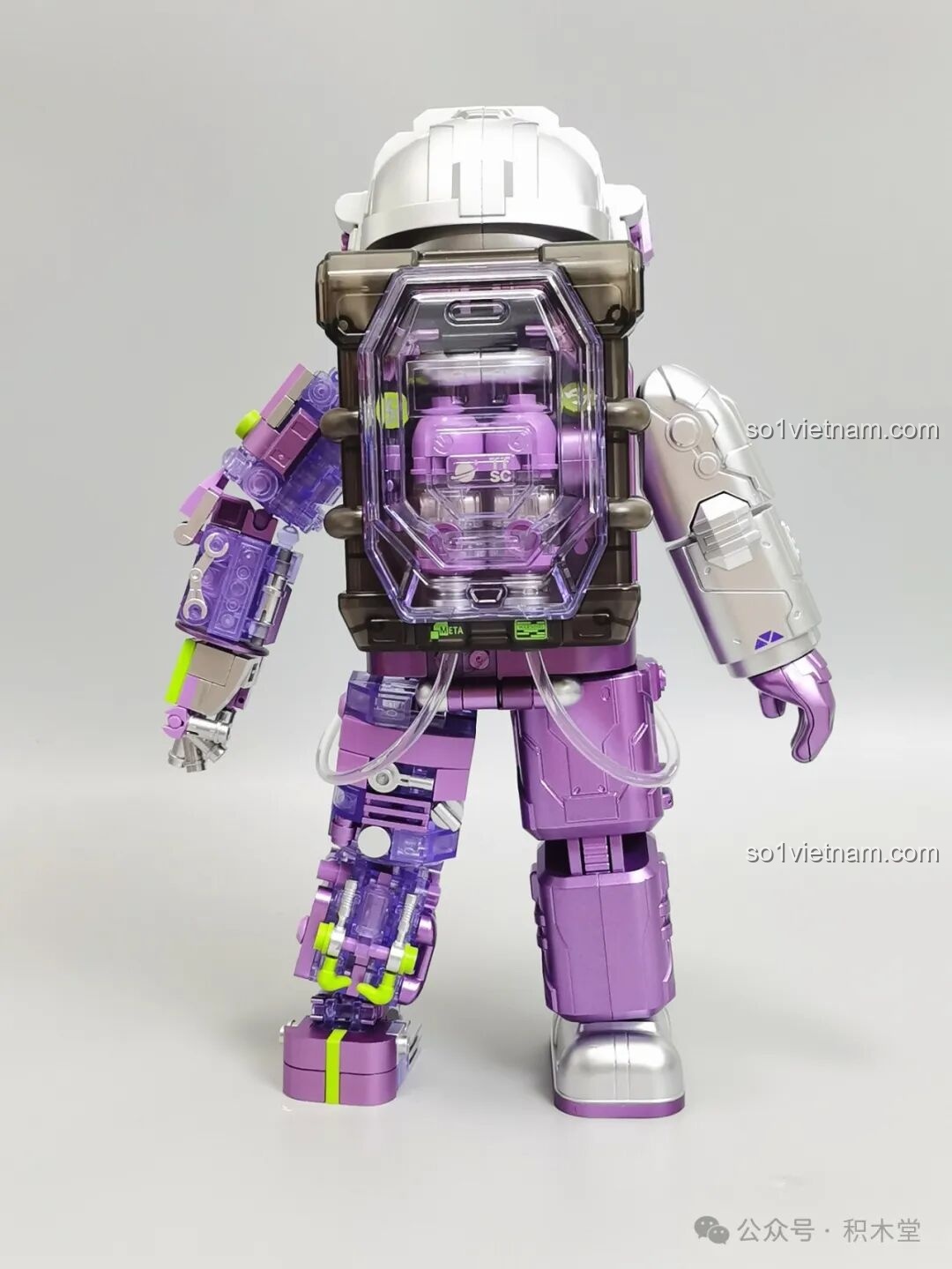 Đánh giá mô hình TOP TOY TC1412 từ phía sau, nổi bật với chiếc ba lô năng lượng trong suốt.