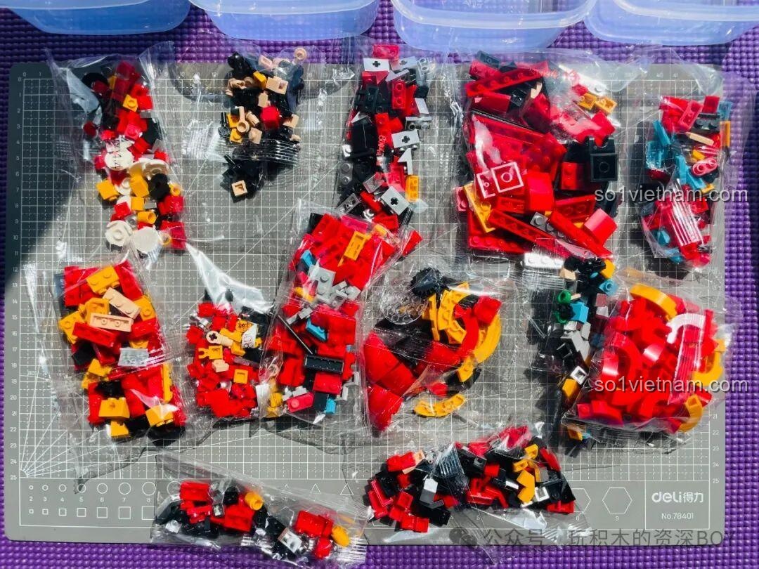 Đánh giá các túi mảnh ghép bên trong bộ Tuole L8004 Kabutack, được phân loại rõ ràng giúp quá trình lắp ráp dễ dàng.