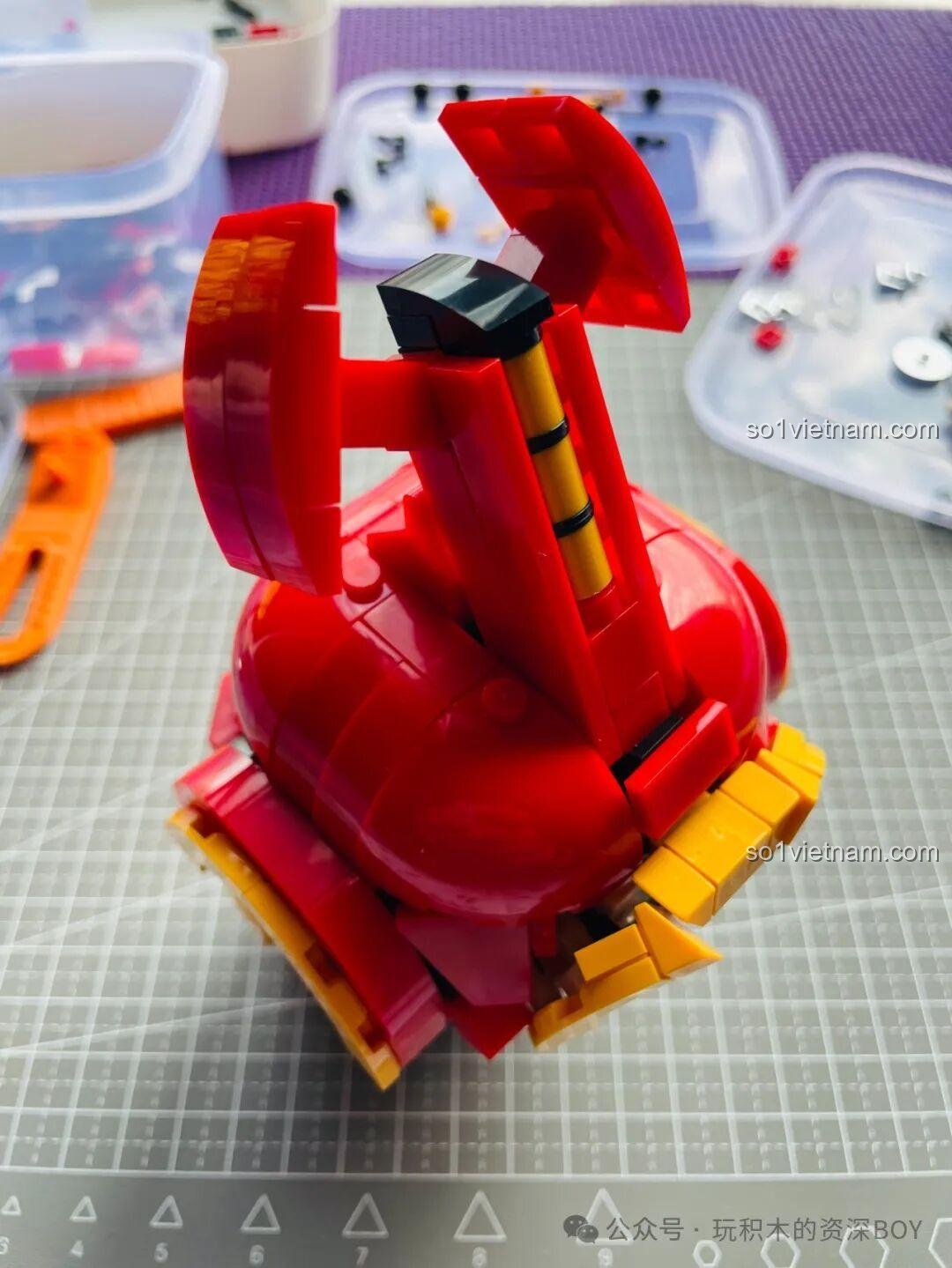 Đánh giá mô hình Kabutack Tuole L8004 sau khi gắn sừng, phần đầu của robot đã hoàn thiện và trông rất ngầu.