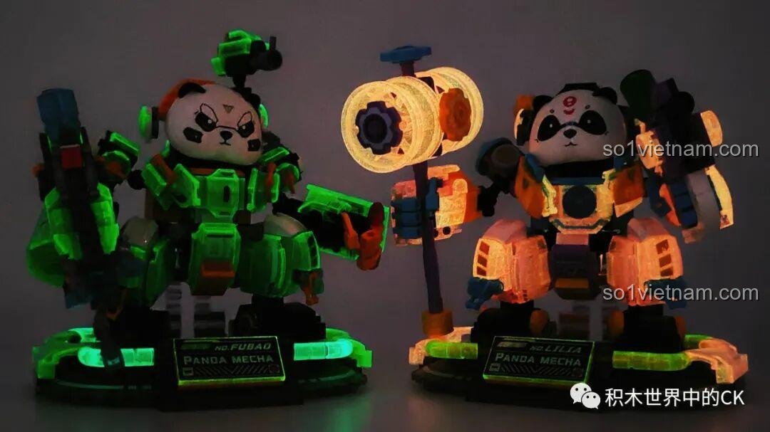 Cặp đôi ZHEGAO 662011 Phúc Bảo Hào và 662012 Lilia Panda Mecha hoàn chỉnh, đứng cạnh nhau với các chi tiết phát sáng, đồ chơi lắp ráp robot gấu trúc.
