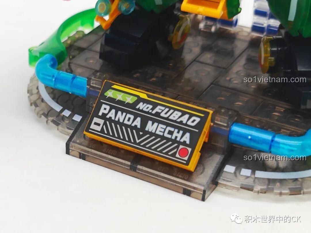 Chi tiết pháo năng lượng gắn trên vai của ZHEGAO 662011 Robot Panda Phúc Bảo Hào, với ống ngắm và ký hiệu, đồ chơi lắp ráp cho bé trai 6 tuổi.